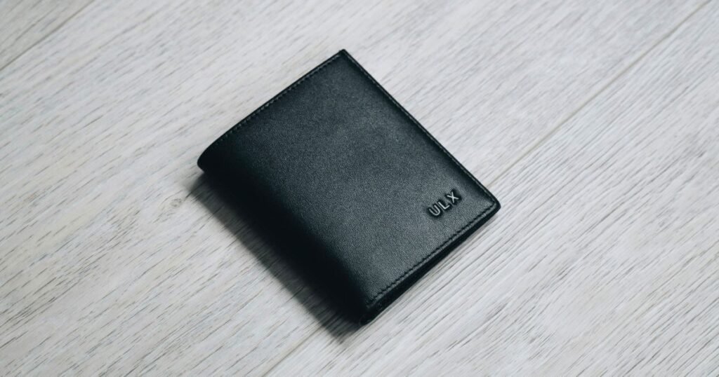 テーブルに置かれた黒い二つ折りの財布。
